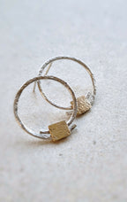 Boucles d’oreilles créoles argentées superposées, pastilles carrées dorées