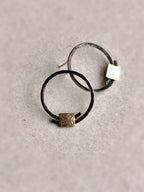 Boucles d’oreilles anneaux noir et argent, carrés texturés doré et clair