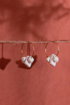 Boucles d’oreilles Farah : créoles dorées avec pendants cœur blanc