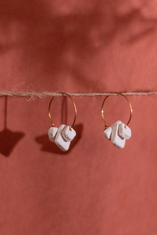 Boucles d’oreilles Farah : créoles dorées avec pendants cœur blanc