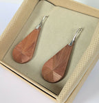 Boucles d’oreilles gouttes en marqueterie bois cuivré, crochets argent, dans un coffret.