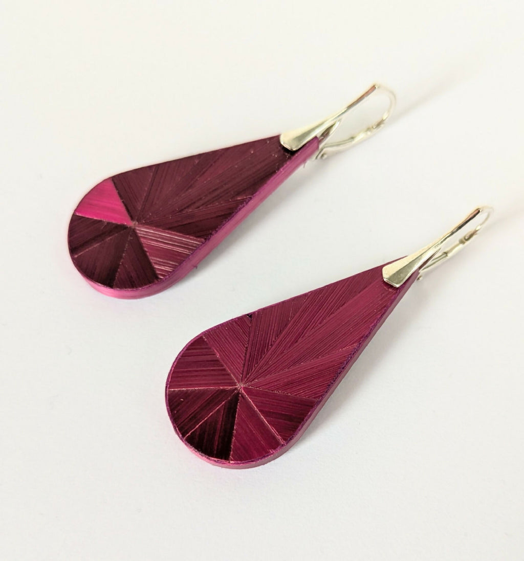 Boucles d’oreilles gouttes bordeaux à marqueterie, crochets argent, forme pendante