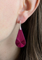 Boucles d’oreilles gouttes bordeaux en marqueterie, crochets argent, portées à l’oreille
