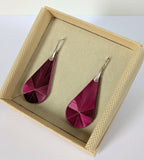 Boucles d’oreilles gouttes bordeaux à marqueterie, crochets argent, dans un écrin