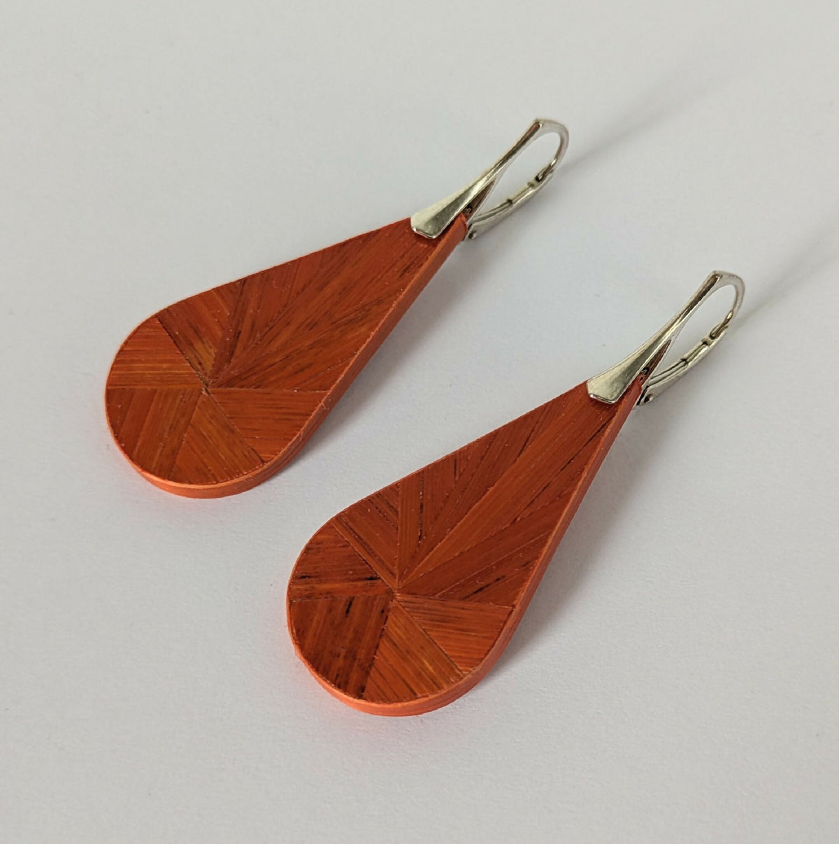 Paire de boucles d’oreilles gouttes orange en marqueterie, crochets argent
