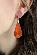 Boucles d’oreilles gouttes orange en marqueterie de paille, crochets argent, portées