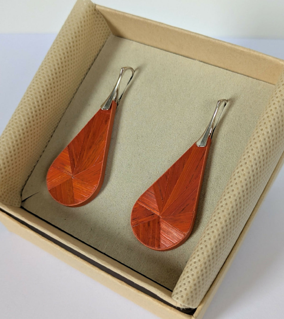 Boucles d’oreilles gouttes orange en marqueterie de paille, crochets argent en coffret