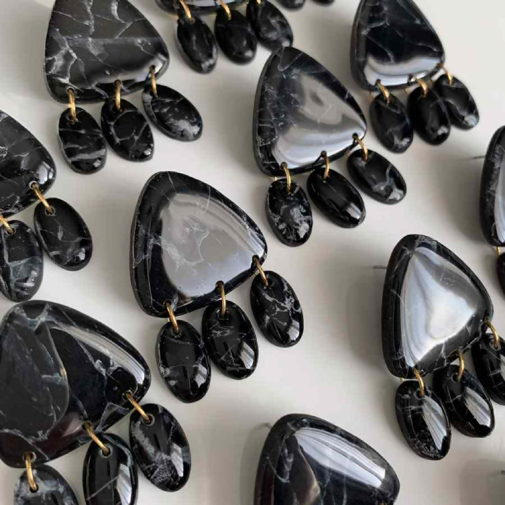 Boucles d’oreilles gouttes noires marbrées en lot, anneaux dorés et textures veinées