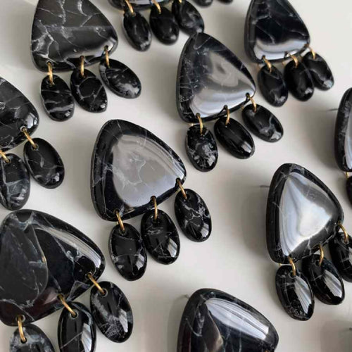 Boucles d’oreilles gouttes noires marbrées en lot, anneaux dorés et textures veinées