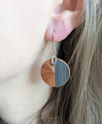 Boucles d’oreilles rondes marqueterie cuivre et gris, portées, crochets argent