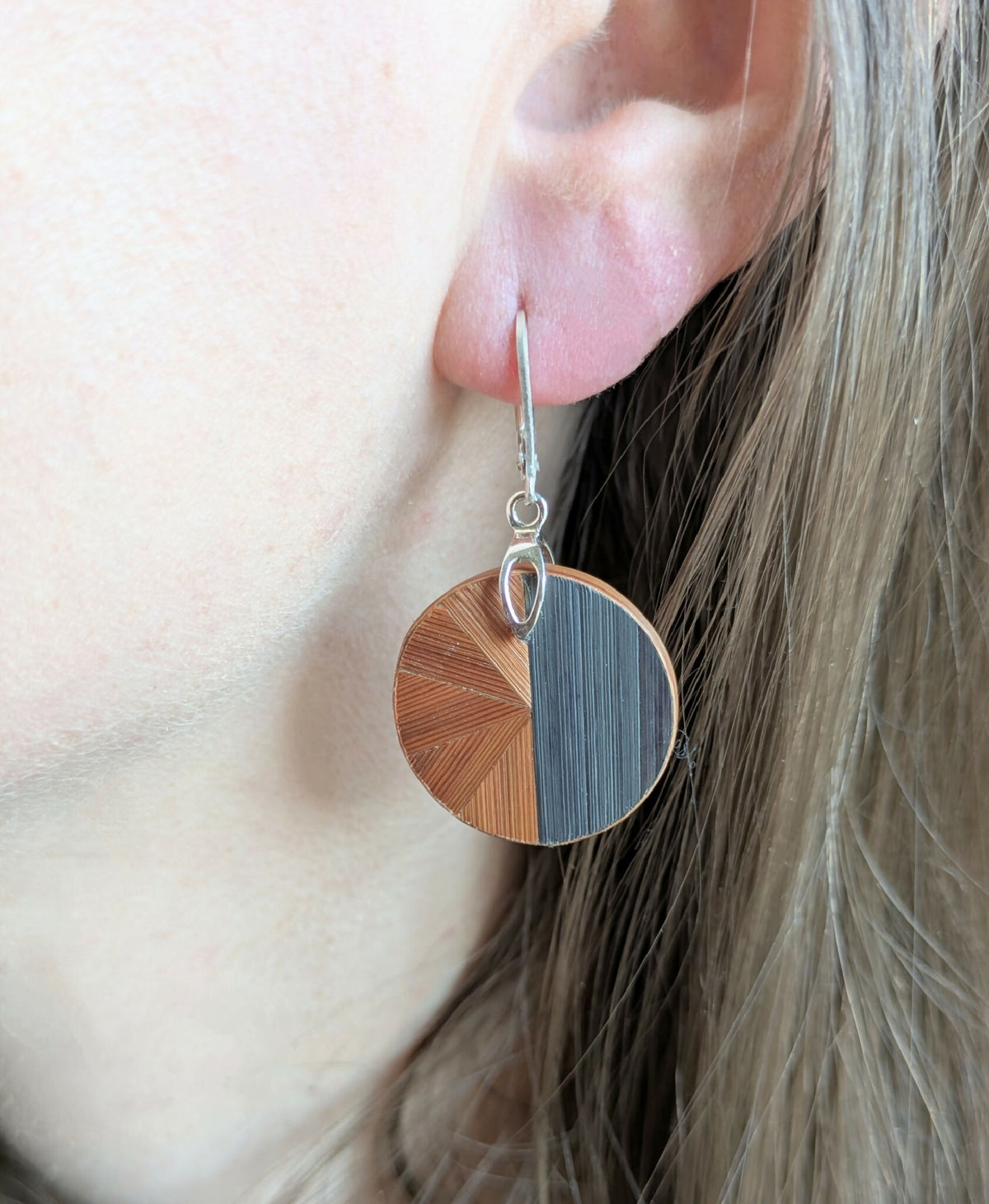 Boucles d’oreilles rondes marqueterie cuivre et gris, portées, crochets argent