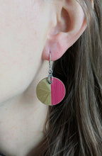 Boucle d’oreille ronde bordeaux et dorée en paille, crochet argent 925 sur oreille