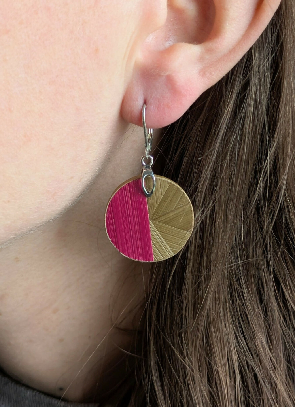 Boucle d’oreille ronde en marqueterie paille bordeaux et dorée, crochet argent 925