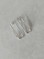 Boucles d’oreilles rectangulaires argentées, vue de face des deux pièces.