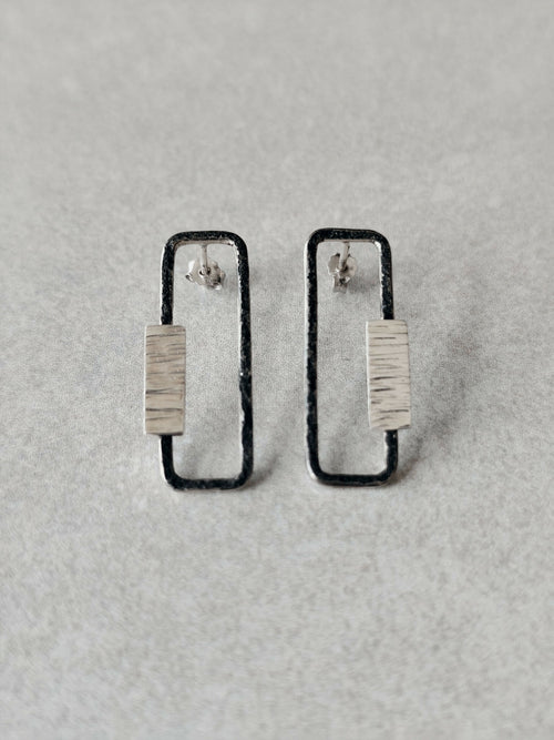 Boucles d’oreilles rectangulaires métal argenté, contours foncés et plaque texturée