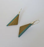 Boucles d’oreilles triangulaires marqueterie paille dorée, bandes turquoise, crochets argent 925.