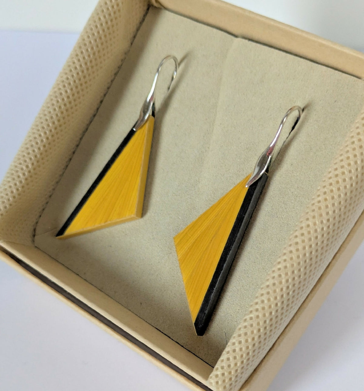 Boucles d’oreilles triangulaires jaune et noir, crochets argent 925, en boîte