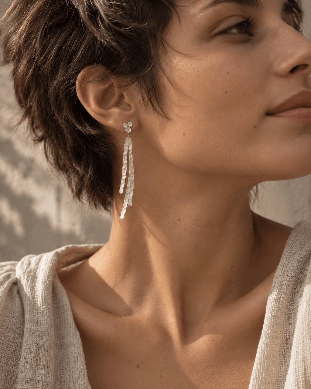 Boucles d’oreilles pendantes argent massif avec pampille, portées, détail en forme de fleur