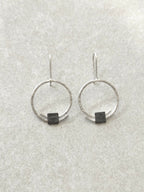 Boucles d’oreilles pendantes argentées, anneaux ronds avec carré noir
