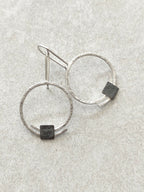 Boucles d’oreilles pendantes argentées, anneaux ronds et carrés noirs