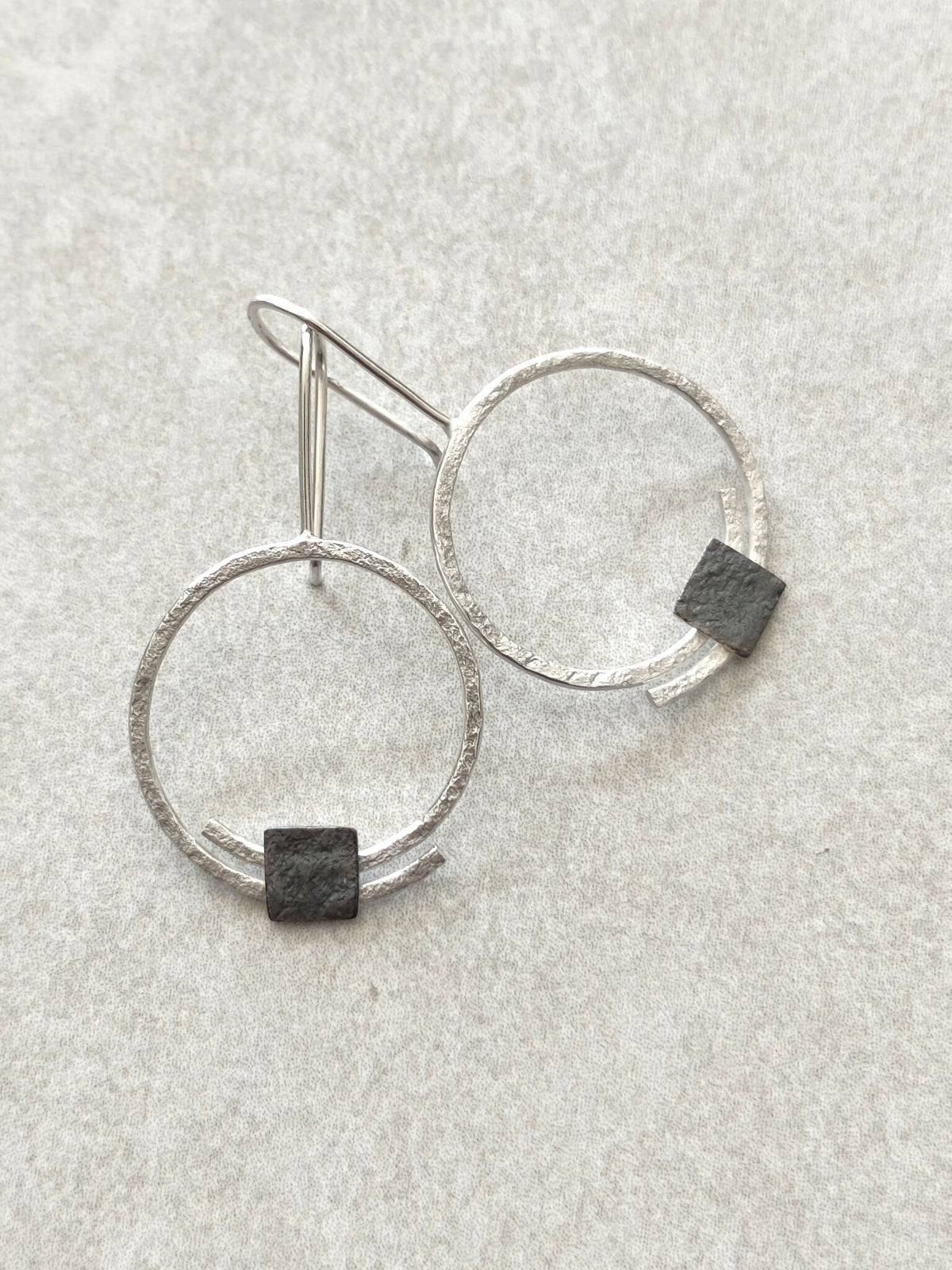 Boucles d’oreilles pendantes argentées, anneaux ronds et carrés noirs