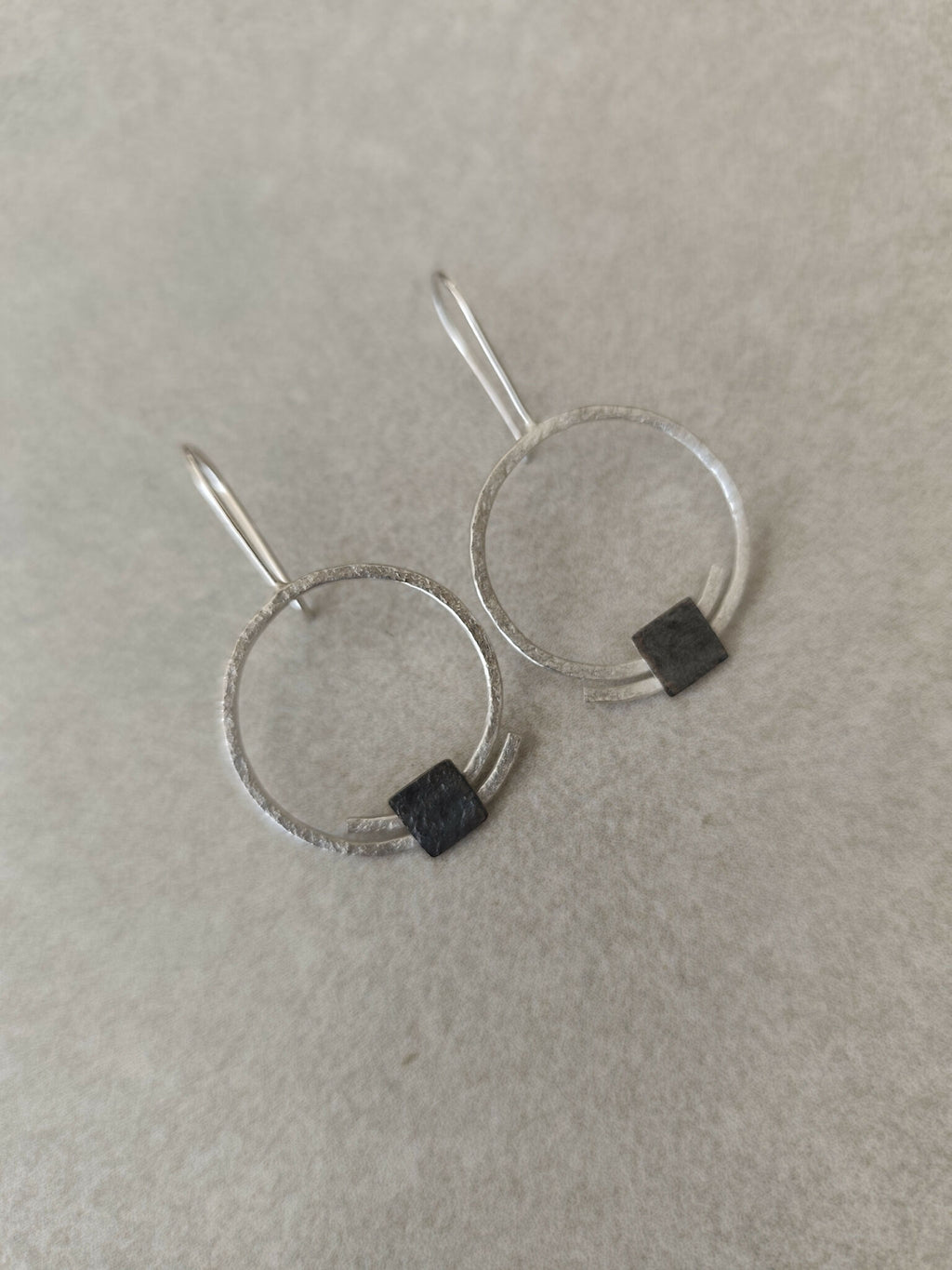 Boucles d’oreilles pendantes anneaux argentés, carrés noirs et crochets