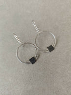 Boucles d’oreilles pendantes anneaux argentés, carrés noirs et crochets