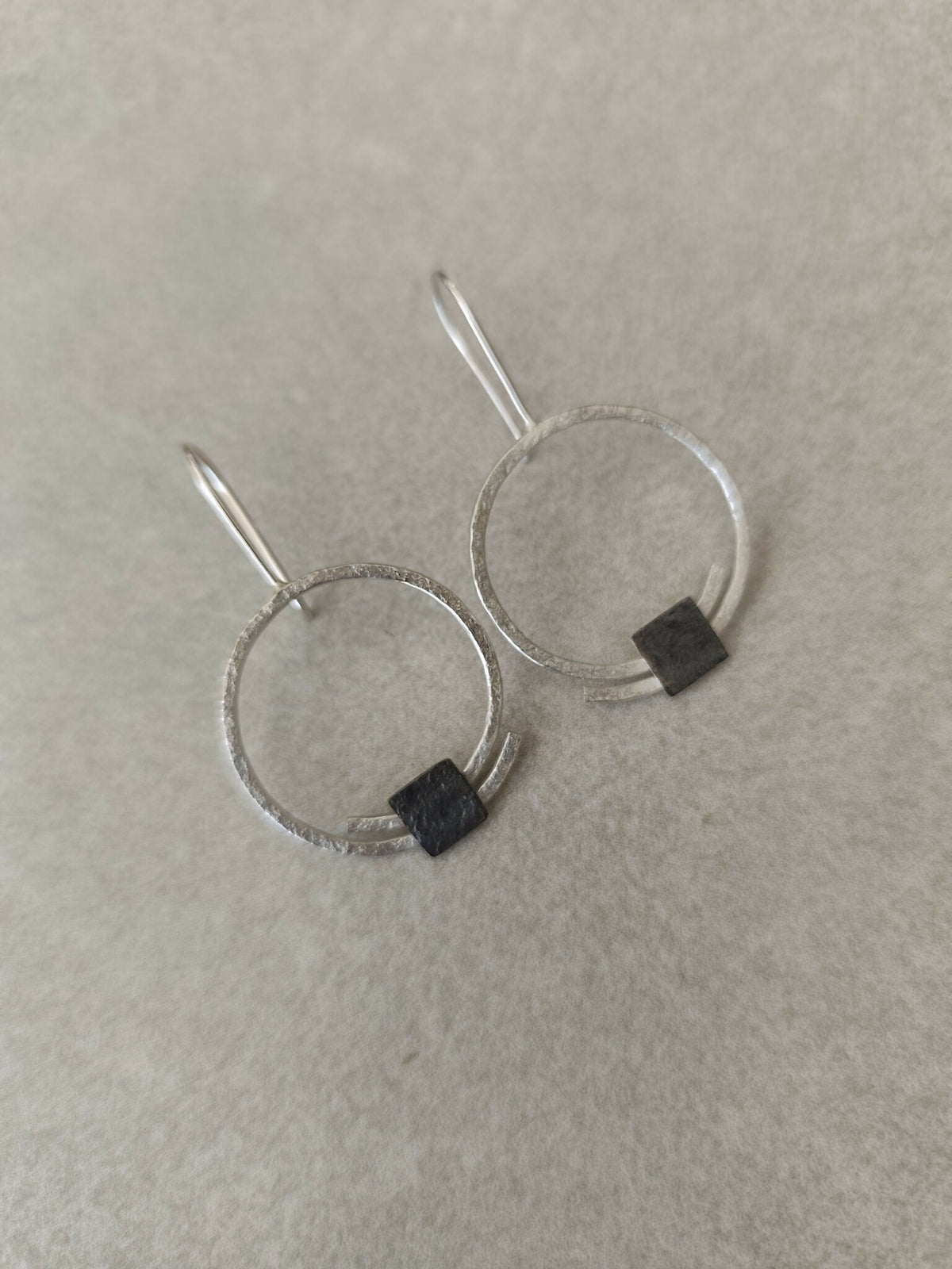 Boucles d’oreilles pendantes anneaux argentés, carrés noirs et crochets