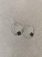 Boucles d’oreilles pendantes anneaux argentés décalés, carrés noirs
