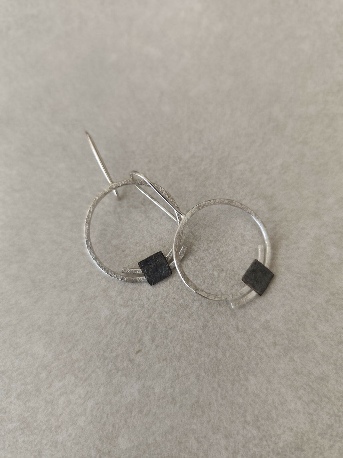 Boucles d’oreilles pendantes anneaux argentés décalés, carrés noirs
