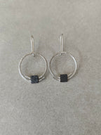 Boucles d’oreilles pendantes anneaux argentés avec carrés noirs
