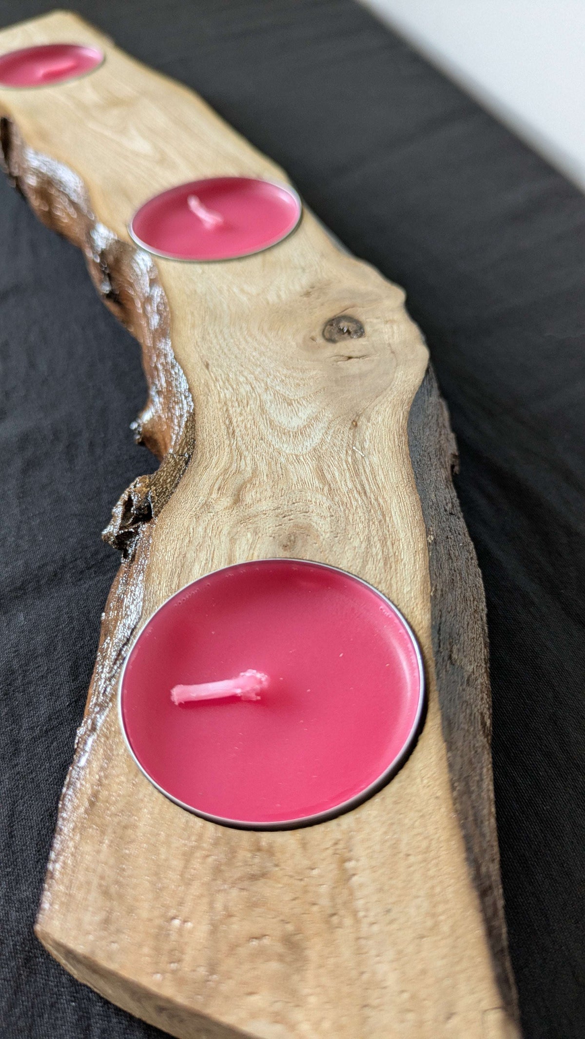 Bougeoir rustique en bois massif avec bougie chauffe-plat rose visible