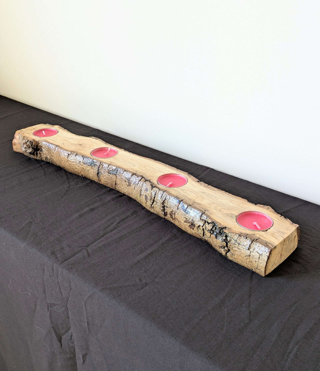 Bougeoir rustique en bois avec 4 bougies chauffe-plat roses, posé à plat