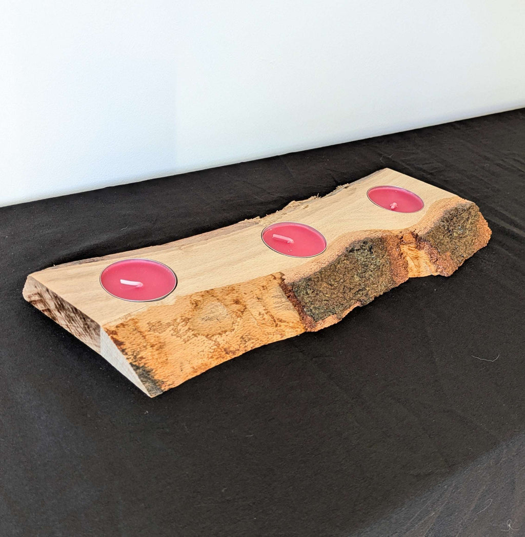 Bougeoir rustique en hêtre massif, planche avec trois bougies chauffe-plat rouges