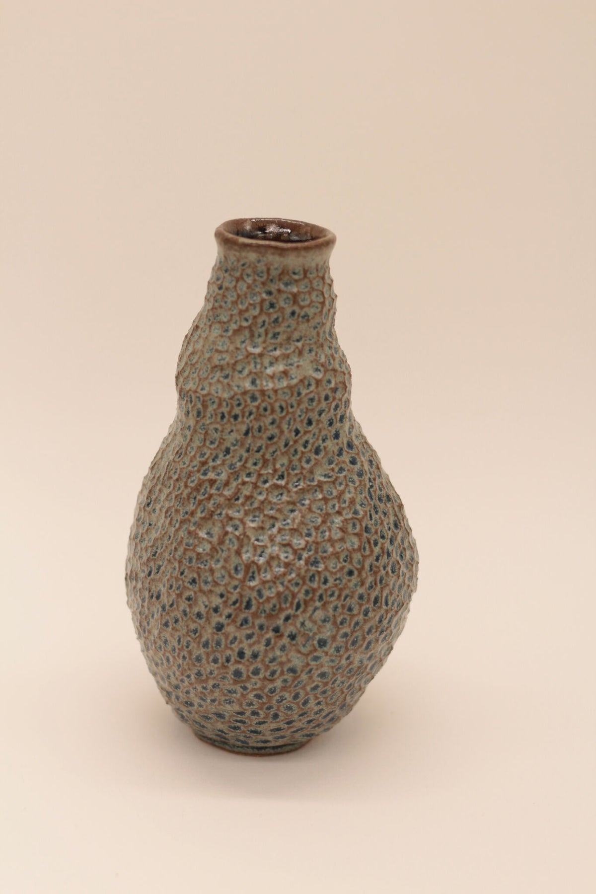 Petite bouteille cantimplora en céramique bleu-gris, goulot et bord brun foncé