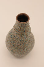 Petite bouteille en céramique bleu-gris, vue rapprochée du goulot brun intérieur