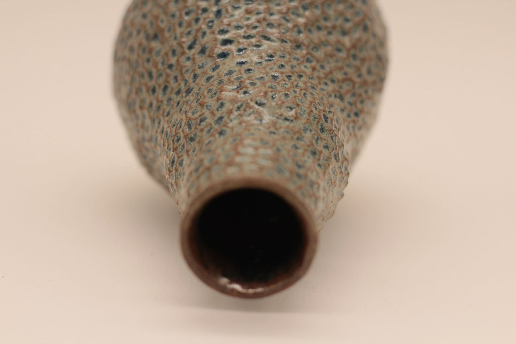 Petite bouteille cantimplora en céramique bleu-gris, gros plan de l’ouverture sombre