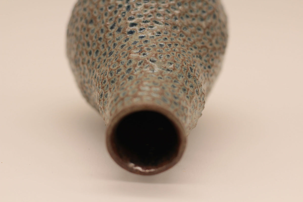Petite bouteille cantimplora en céramique bleu-gris, gros plan de l’ouverture sombre