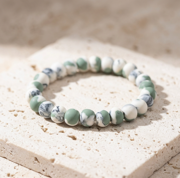 Bracelet en perles de porcelaine vert et blanc, perles marbrées, motif étoile.