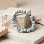 Bracelet en perles de porcelaine bleu clair et blanches, marbrures