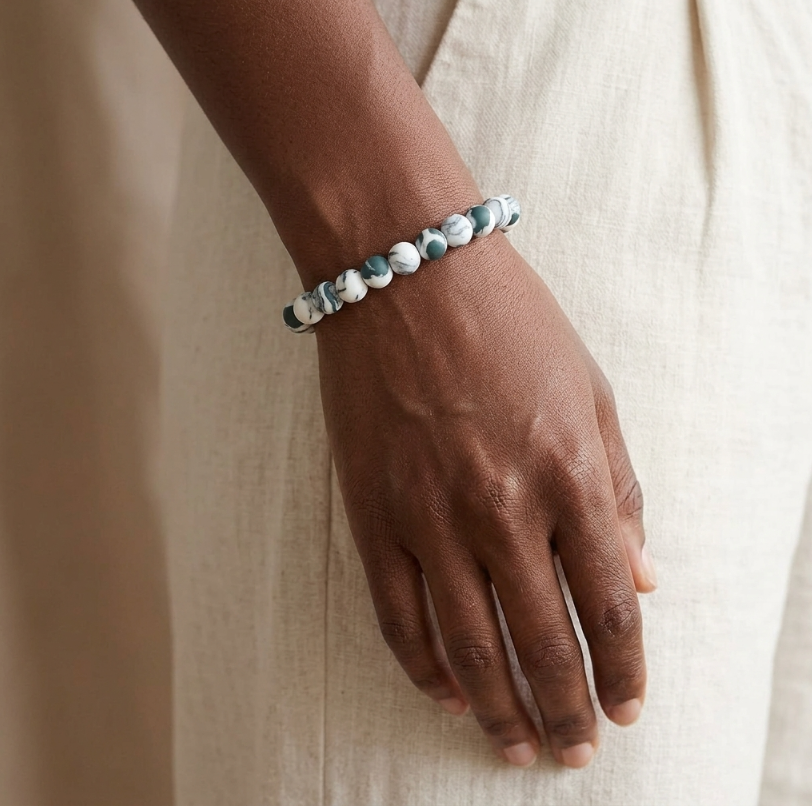 Bracelet femme en perles bleu clair et blanches, porté au poignet