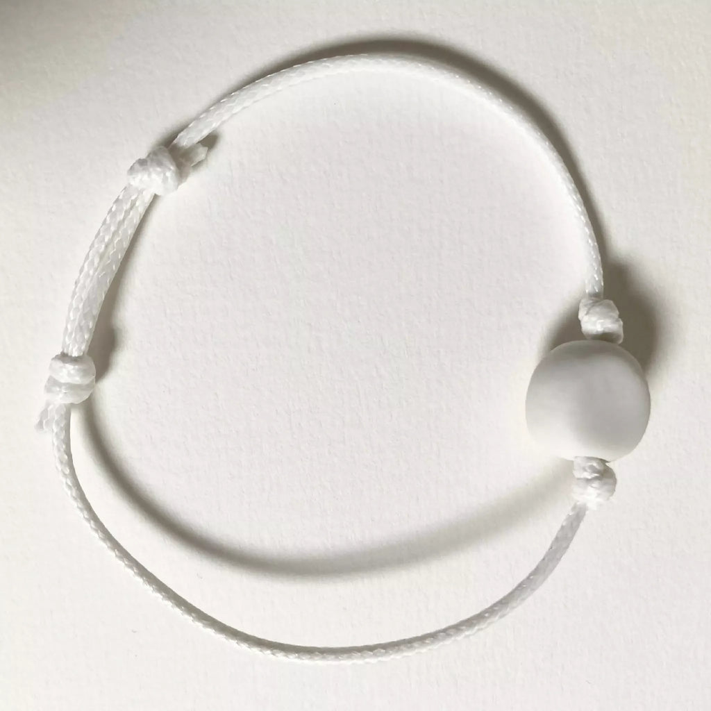 Bracelet cordon blanc avec perle ronde blanche en porcelaine