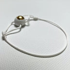 Bracelet en cordon blanc avec perle dorée et attache