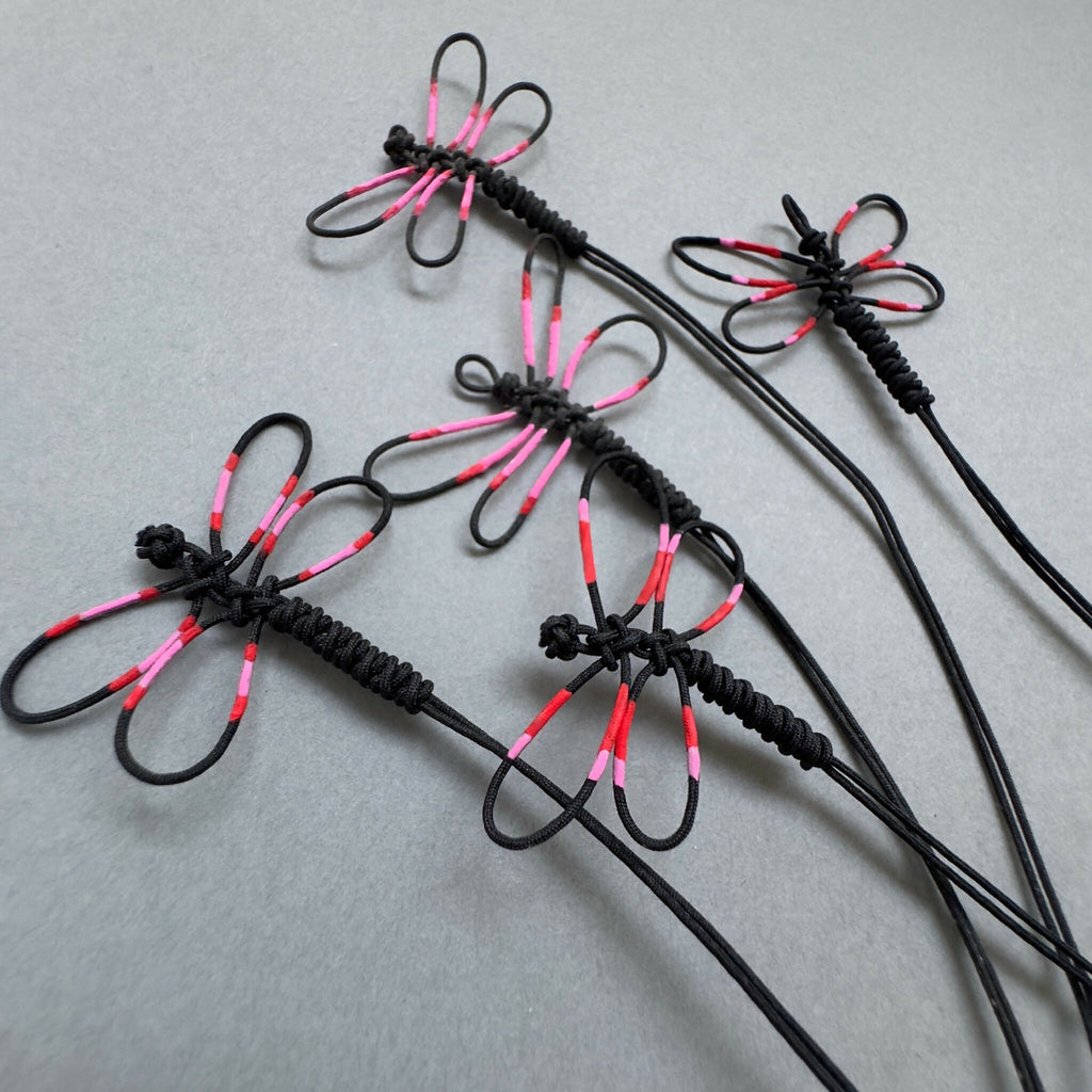 Bracelets noirs à motif de libellule rose et rouge, ensemble de plusieurs modèles.