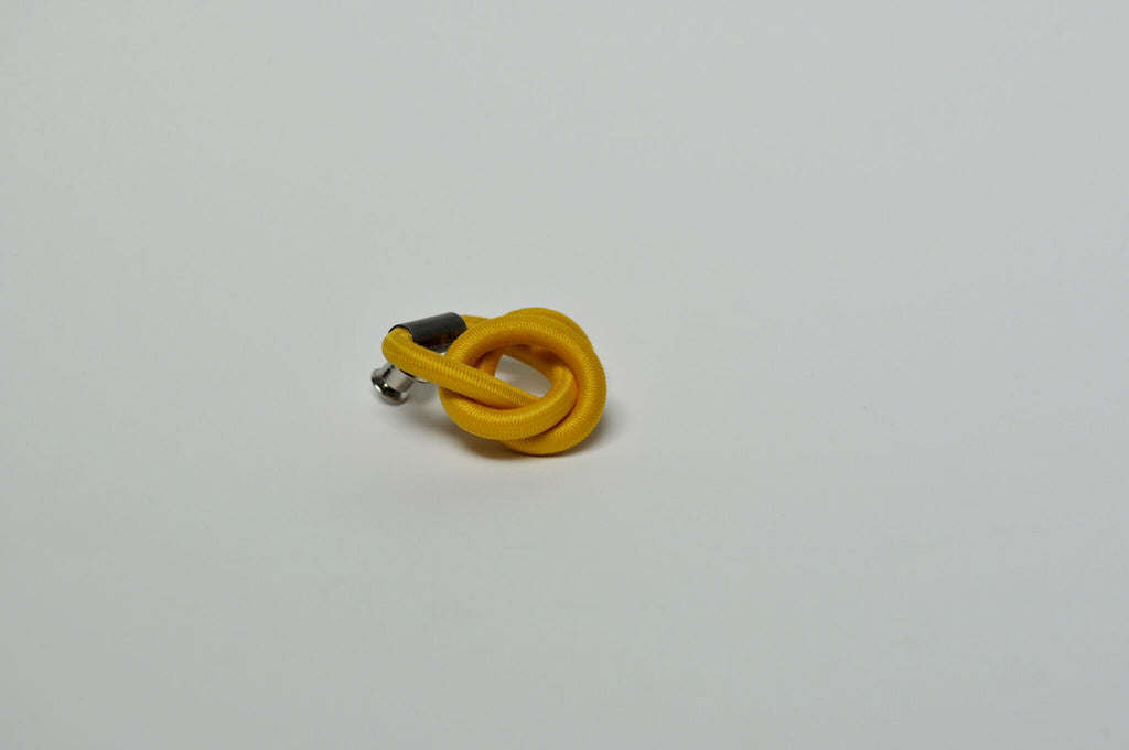 Broche en cordon tressé jaune avec épingle argentée, motif entrelacé