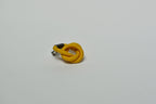 Broche en cordon tressé jaune avec épingle argentée, motif entrelacé