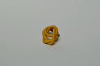 Broche entrelacée jaune vue de trois-quarts, anneaux enchevêtrés.