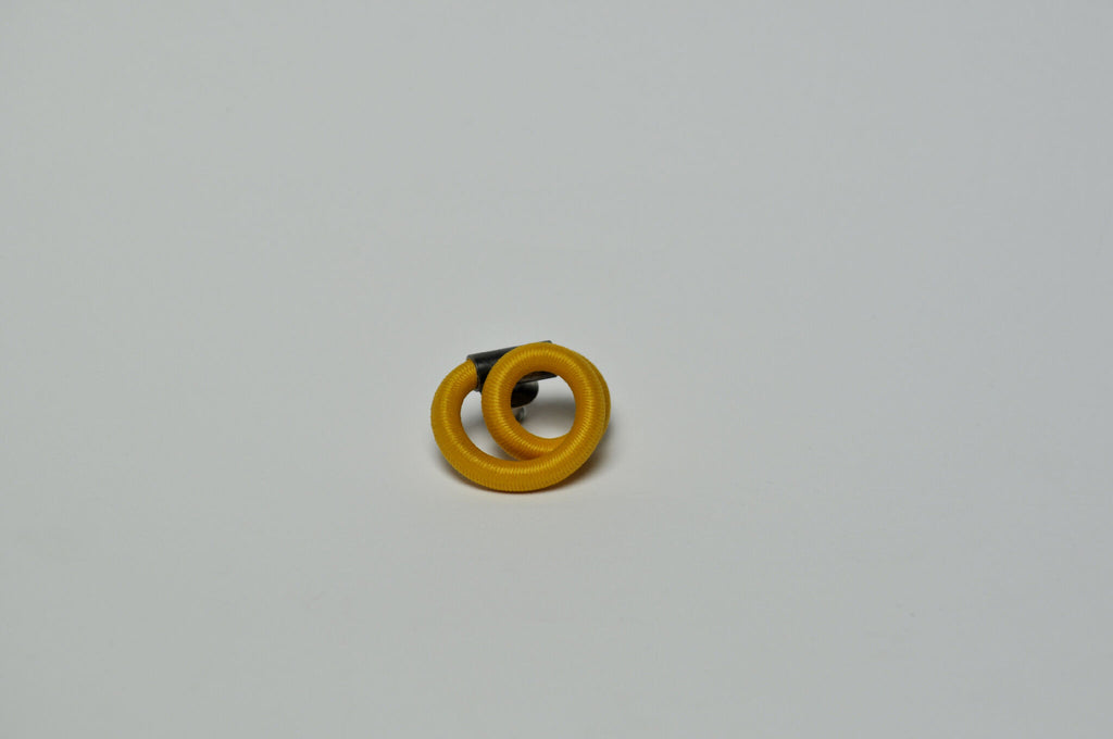 Broche entrelacée jaune, double cercle au centre des anneaux.