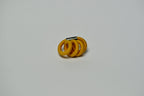 Broche entrelacée jaune, arrière avec tige/attache métallique.