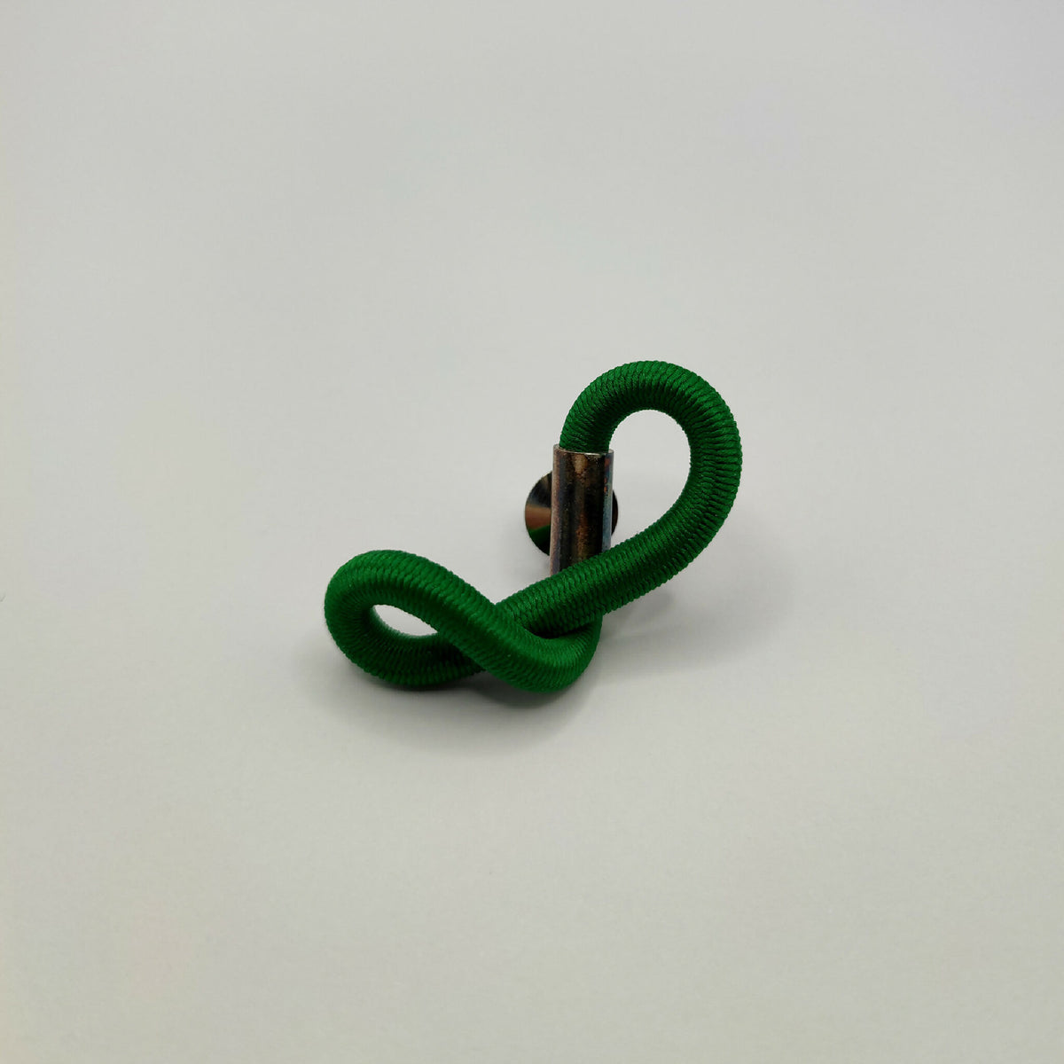Broche d'entrelacs vert en forme de nœud, fermoir métallique visible